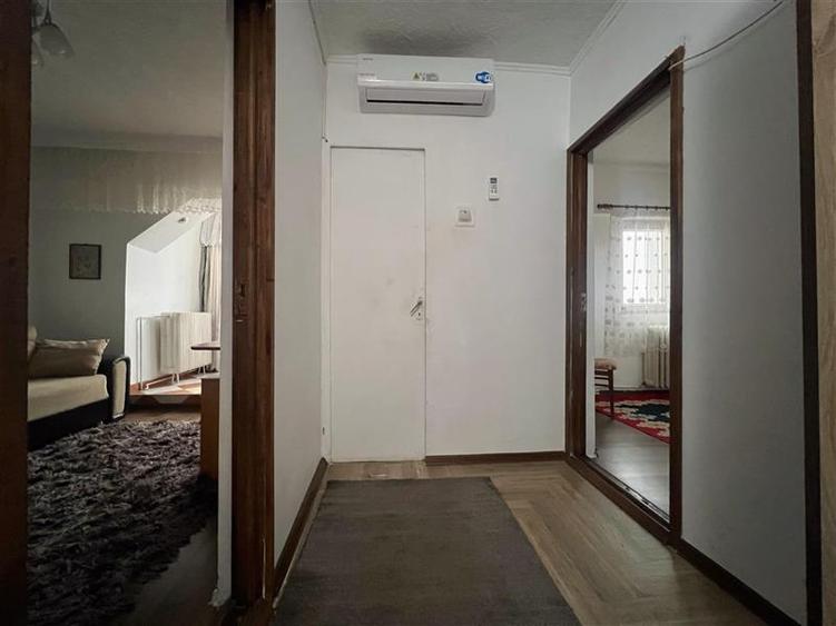 Apartament cu 3 camere decomandat, mobilat în Nicolina