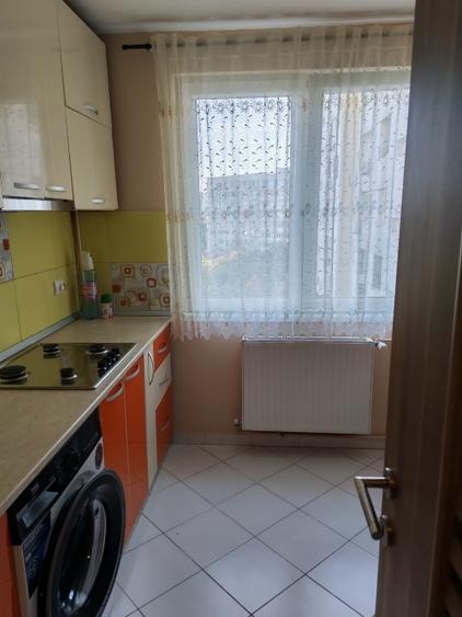 Apartament cu 3 camere semidecomandat, mobilat în Obor