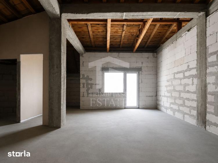 Casă cu 10 camere cu Teren 480 Mp în Lumina