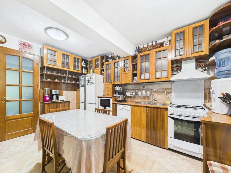 Casă cu 10 camere cu Teren 601 Mp în Central