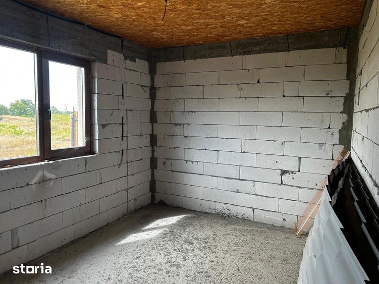 Casă cu 4 camere cu Teren 2000 Mp în Vădeni