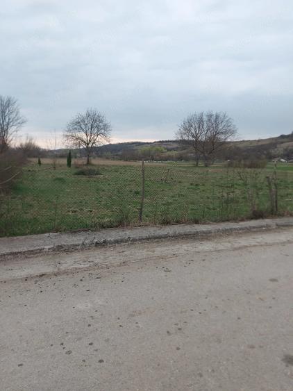 Teren de 3100 mp, în Stremț