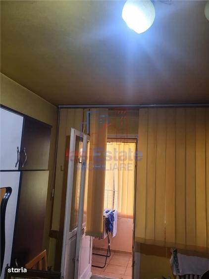 Apartament cu 3 camere semidecomandat în Podu Roș