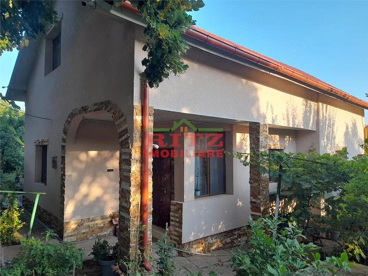 Casă cu 4 camere cu Teren 2300 Mp în Central