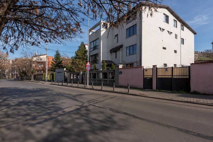 Apartament cu 3 camere decomandat, mobilat în Drumul Sării