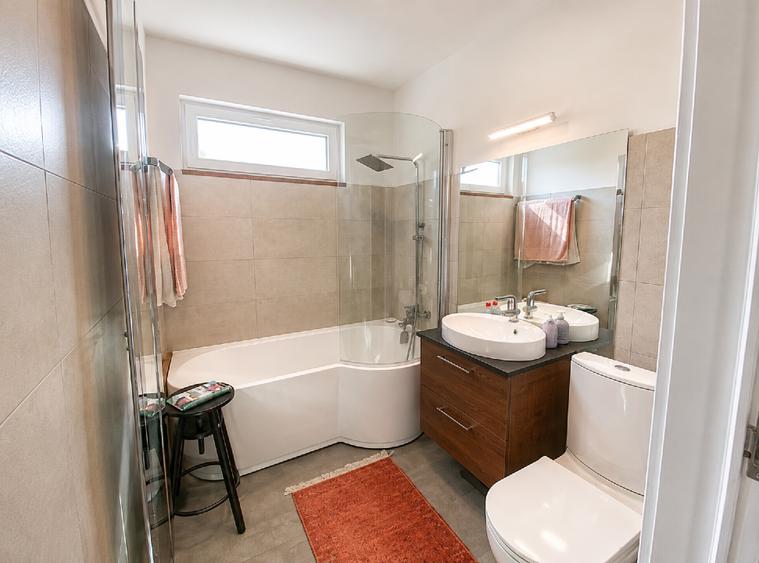 Apartament cu 3 camere semidecomandat, mobilat în Primăverii