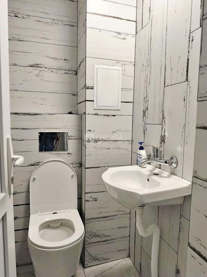 Apartament cu 3 camere nedecomandat, mobilat în Podu Roș