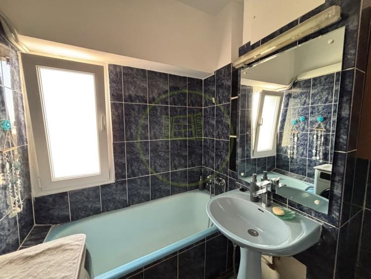Apartament cu 3 camere semidecomandat, mobilat în Central
