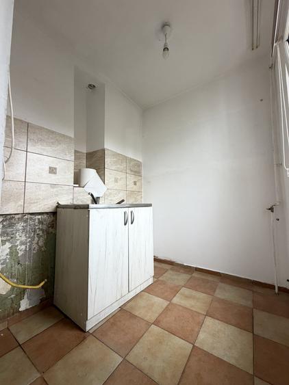 Apartament cu 3 camere nedecomandat, mobilat în P-ța Doina