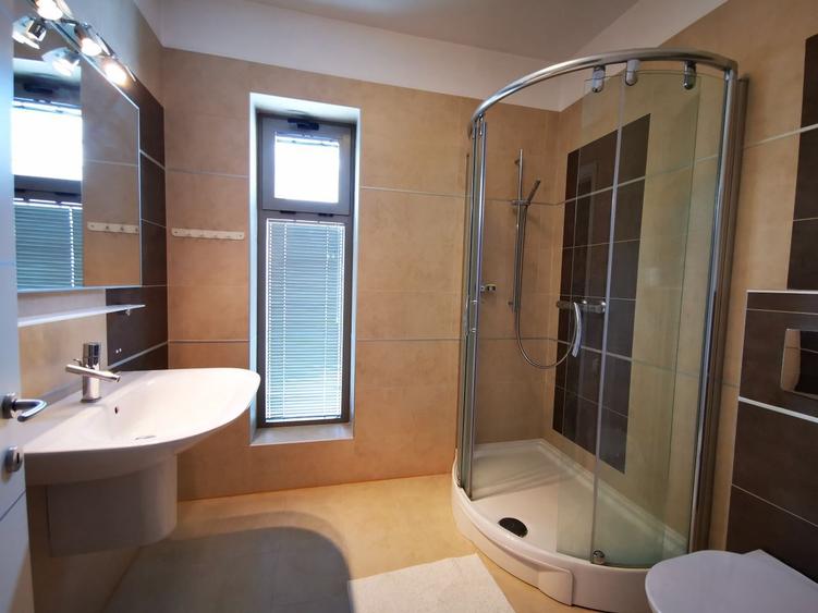Casă individuală cu 5 camere cu Canalizare în Băneasa