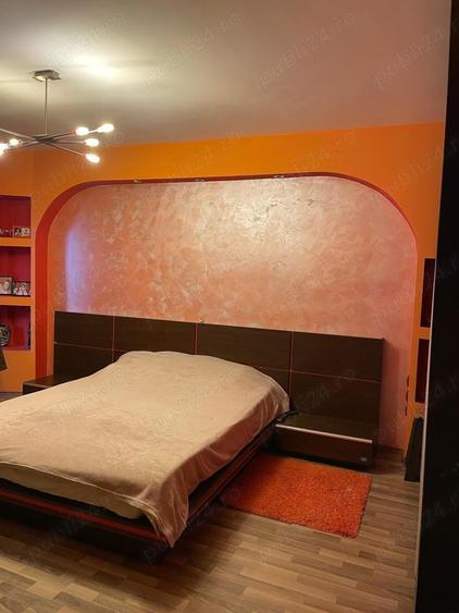 Apartament cu 5 camere decomandat în Peneș Curcanul