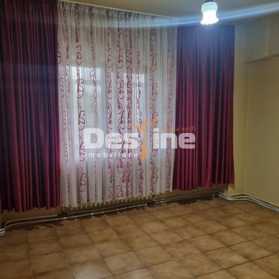 Apartament cu 3 camere semidecomandat în 5 Călărasi