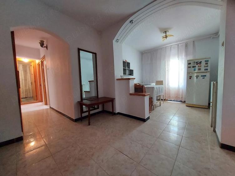 Apartament cu 3 camere decomandat în Central