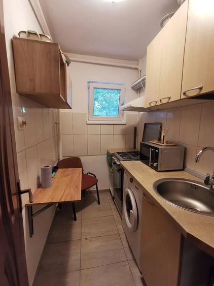 Proprietar , vand apartament cu 2 camere , semidecomandat , 36 mp utili , pe bd-ul Obregia - 5