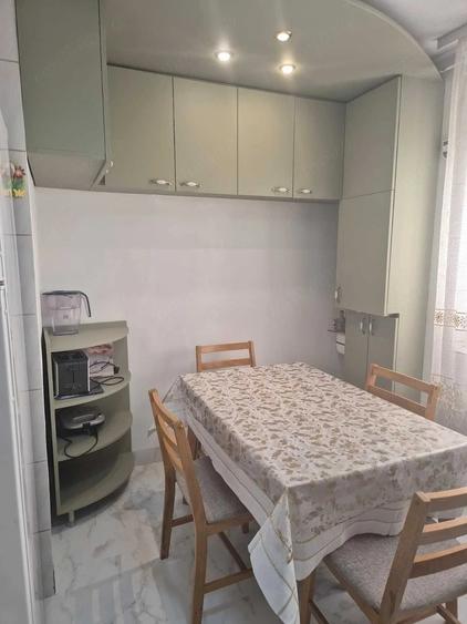 Apartament cu 3 camere decomandat în Eroii Revoluției
