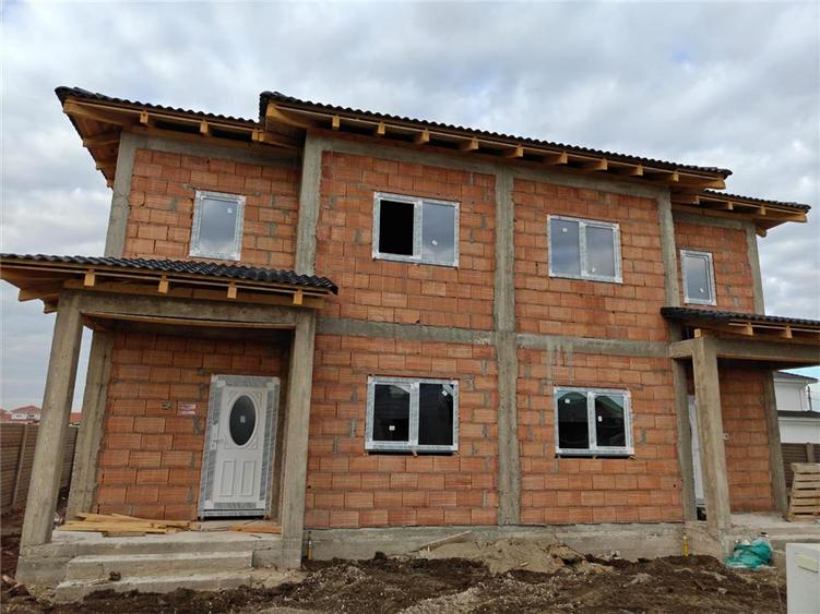 Duplex cu 4 camere cu Canalizare în Moșnița Nouă