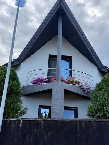 Casă cu 7 camere cu Teren 929 Mp în Central