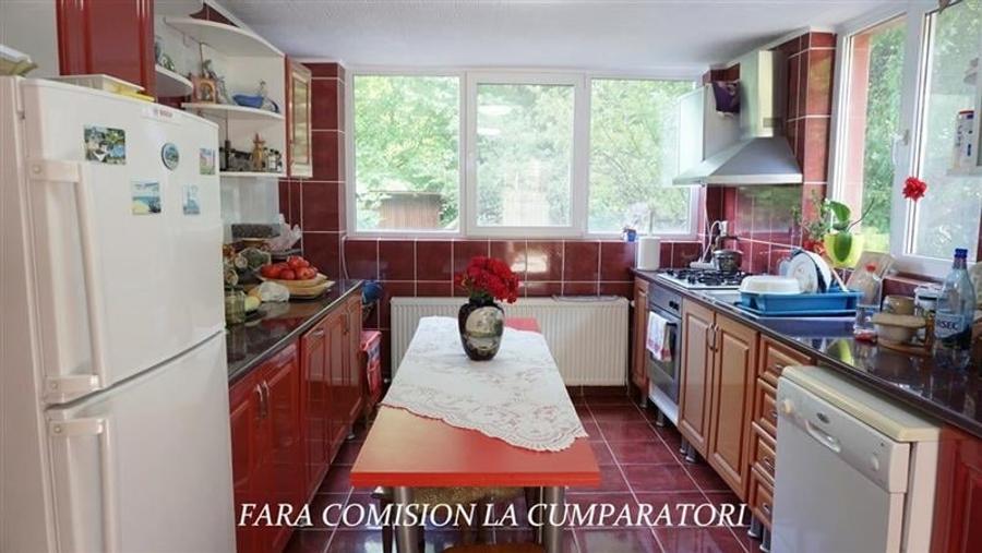 Apartament cu 3 camere decomandat în Sud