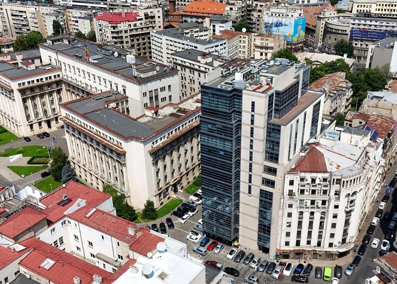 Birou, de 8,150 mp, în Universitate