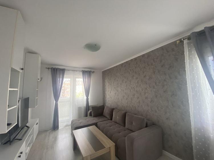 Apartament cu 3 camere decomandat în Roșu