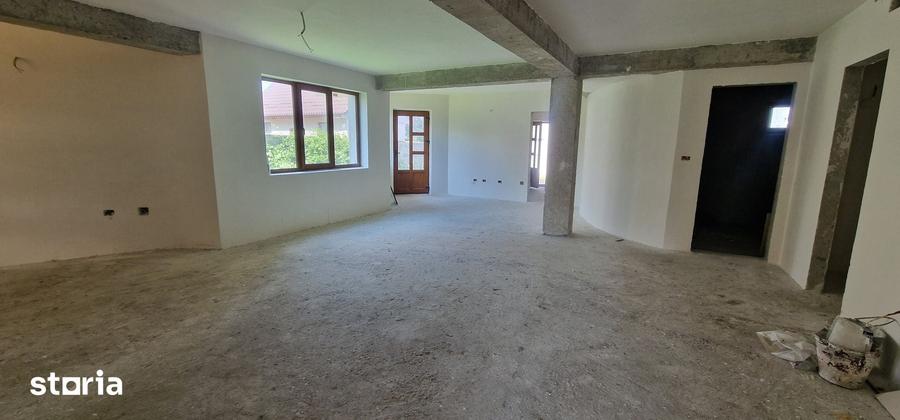 Casă cu 10 camere cu Teren 1860 Mp în Măgura