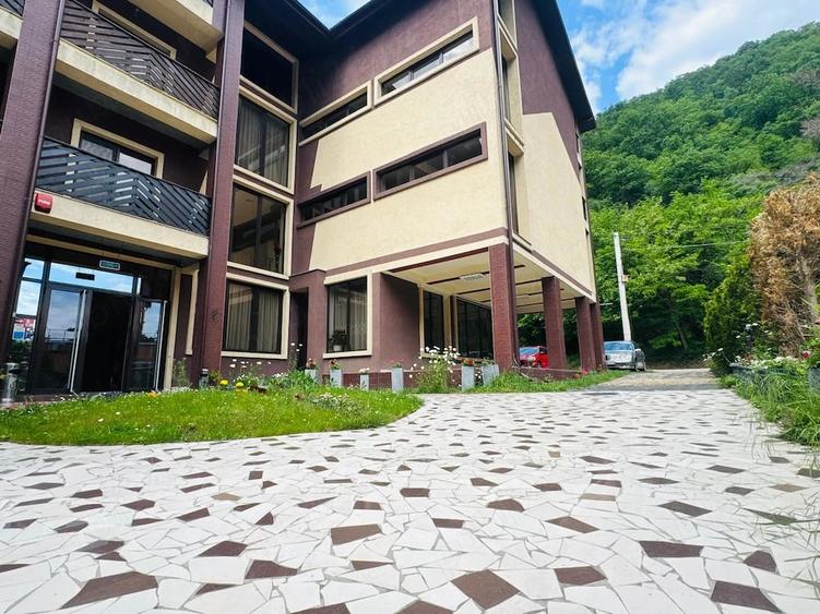 Spațiu comercial, de 1,860 mp, în Central