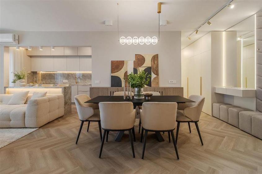 Apartament cu 4 camere decomandat, mobilat în Nufărul