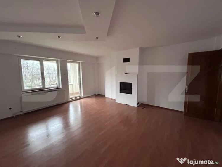 Casă cu 7 camere cu Teren 900 Mp în Central