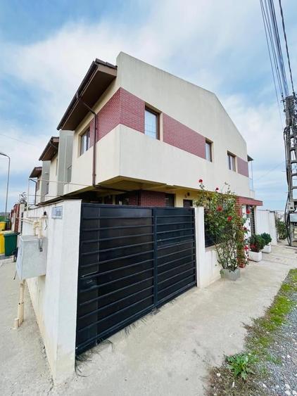 Duplex cu 4 camere cu Canalizare în Palazu Mare