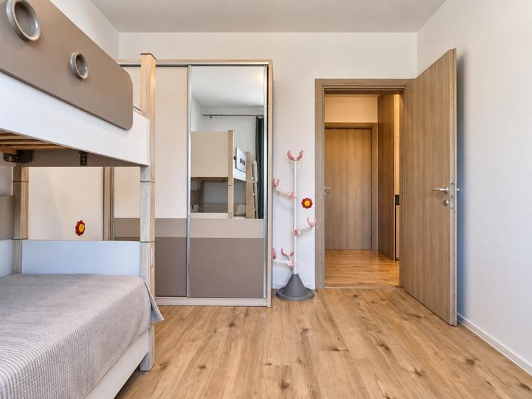 Apartament cu 4 camere decomandat, mobilat în Băneasa