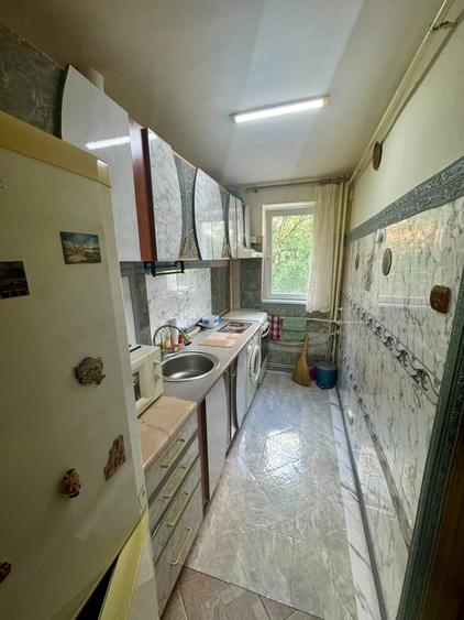 Apartament cu 3 camere semidecomandat în Podu Roș