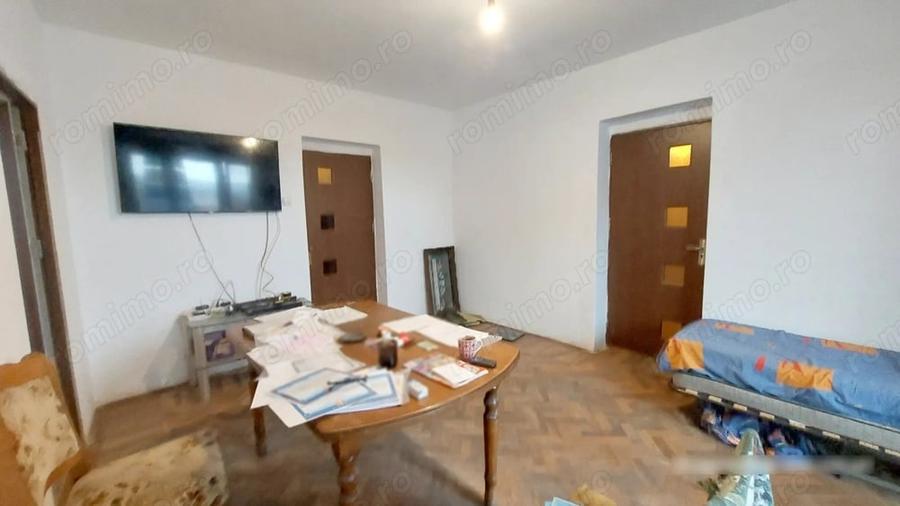 Apartament cu 3 camere semidecomandat în Est
