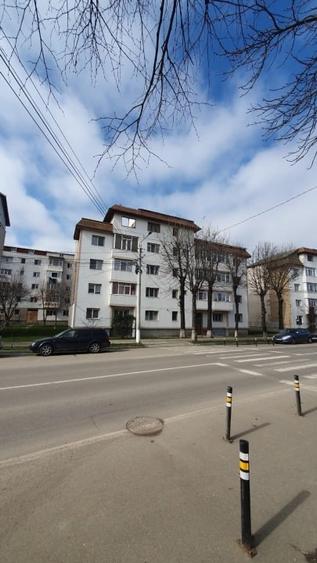 Apartament cu 4 camere semidecomandat în Central