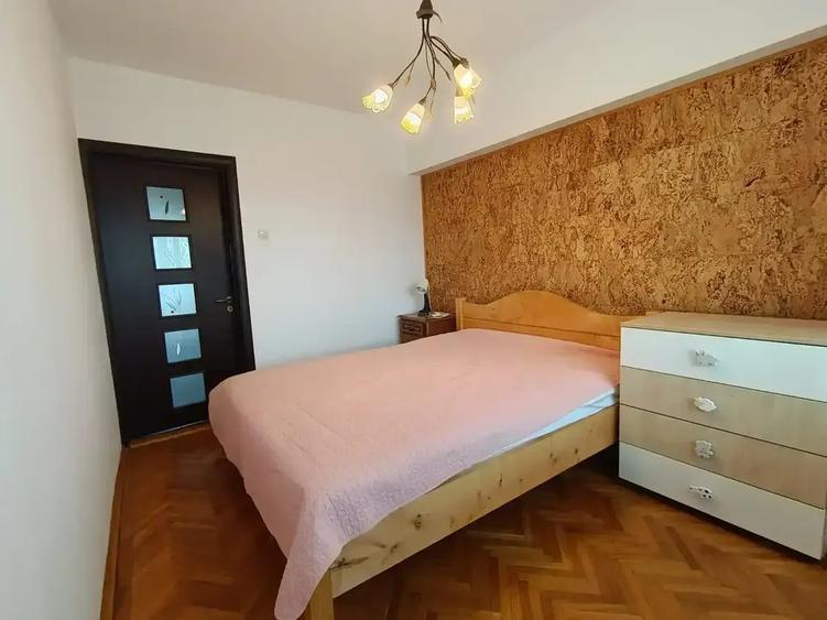 Apartament cu 3 camere decomandat, mobilat în Victoriei