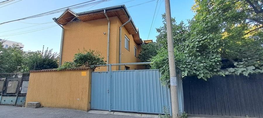 Casă cu Teren 200 Mp în Gara de Est