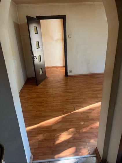 Apartament cu 2 camere semidecomandat în Berceni