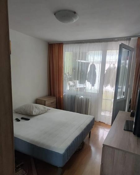 Apartament cu 3 camere semidecomandat în Giurgiului