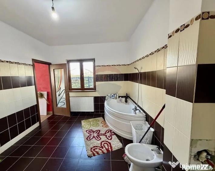 Casă cu 5 camere cu Teren 3400 Mp în Răchitosu