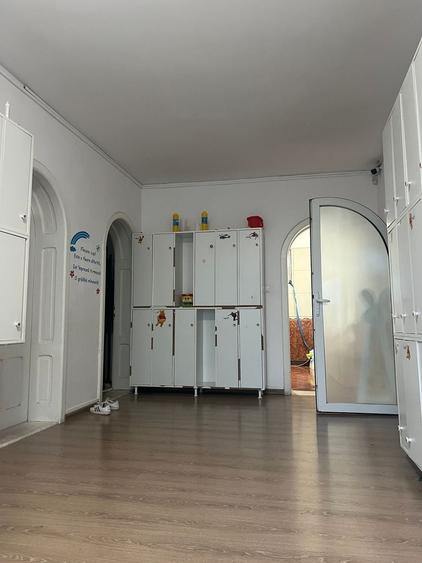 Casă individuală cu 8 camere cu Canalizare în Torontalului