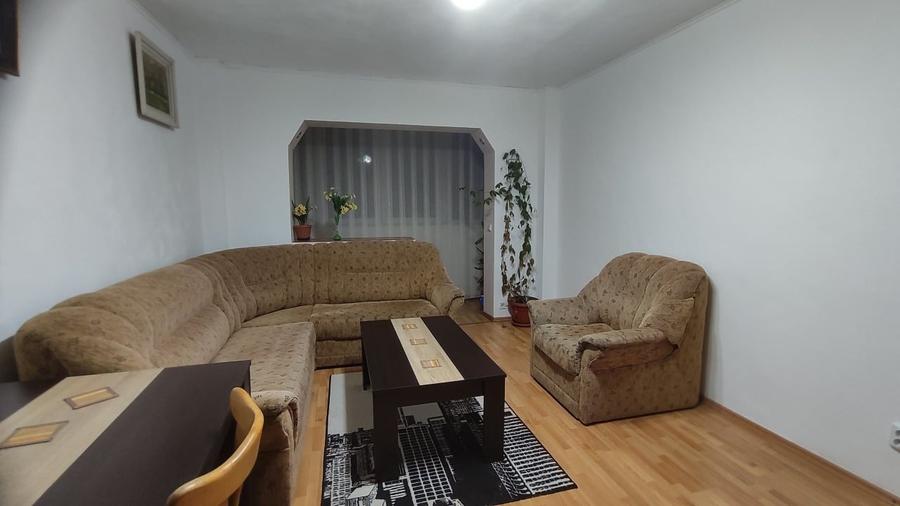 Apartament cu 3 camere decomandat în Răcădău