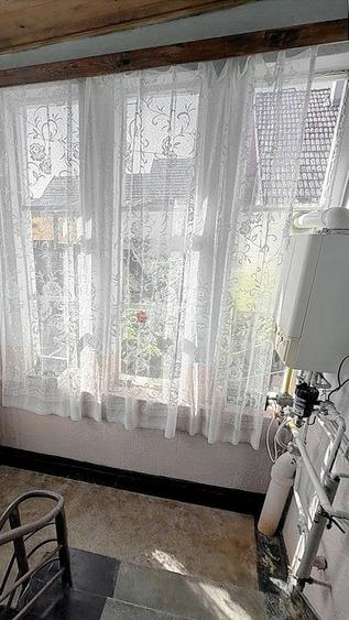 Casă individuală cu 9 camere cu Canalizare în Noua