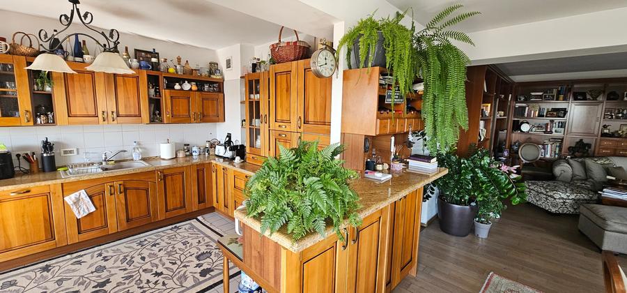 Apartament cu 4 camere decomandat în Barbu Văcărescu