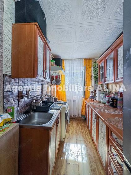 Apartament cu 3 camere semidecomandat în Gojdu