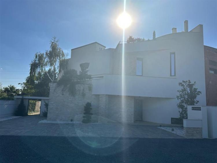 Casă cu 4 camere cu Teren 750 Mp în Exterior Sud