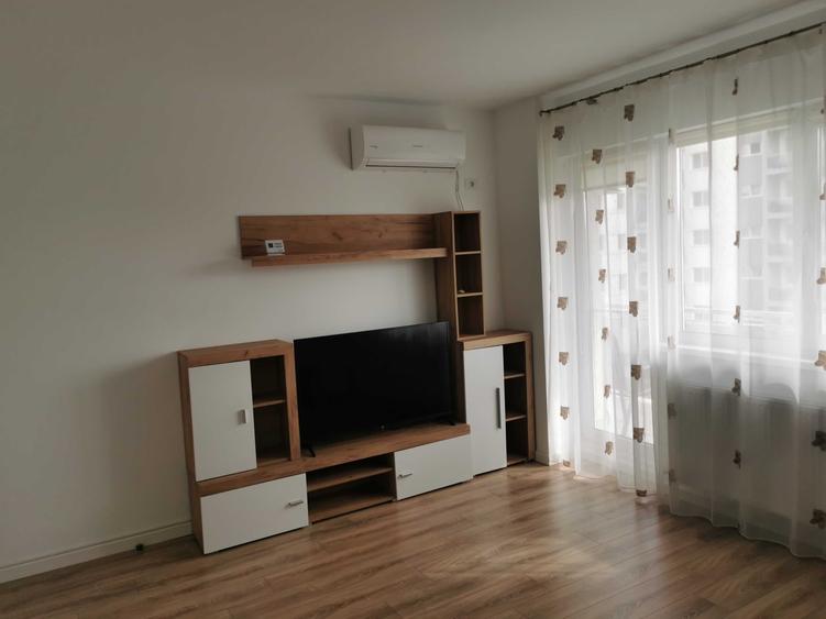 Apartament cu 2 camere decomandat în Titan