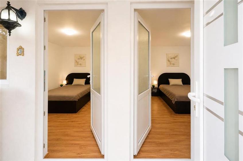 Casă individuală cu 7 camere cu Canalizare în Exterior Vest