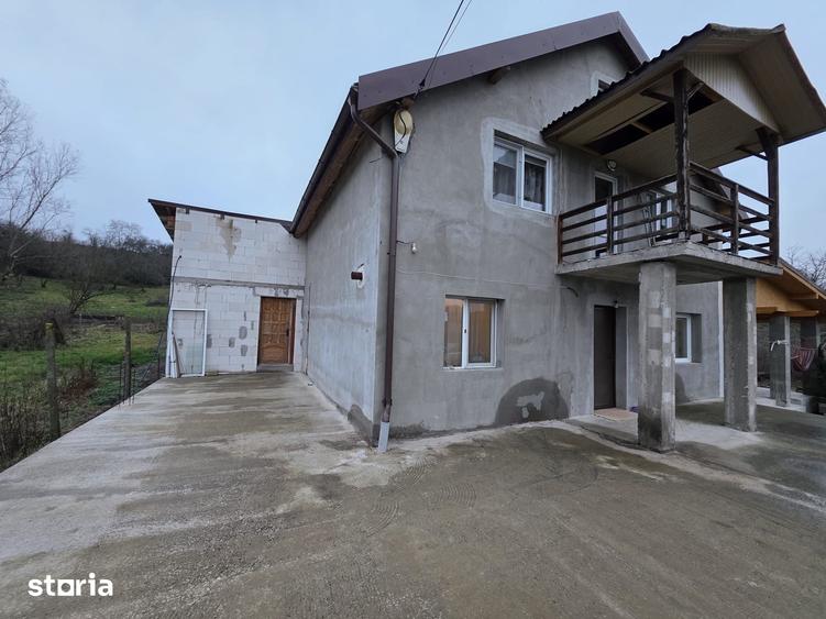 Casă cu 4 camere cu Teren 1600 Mp în Hărău