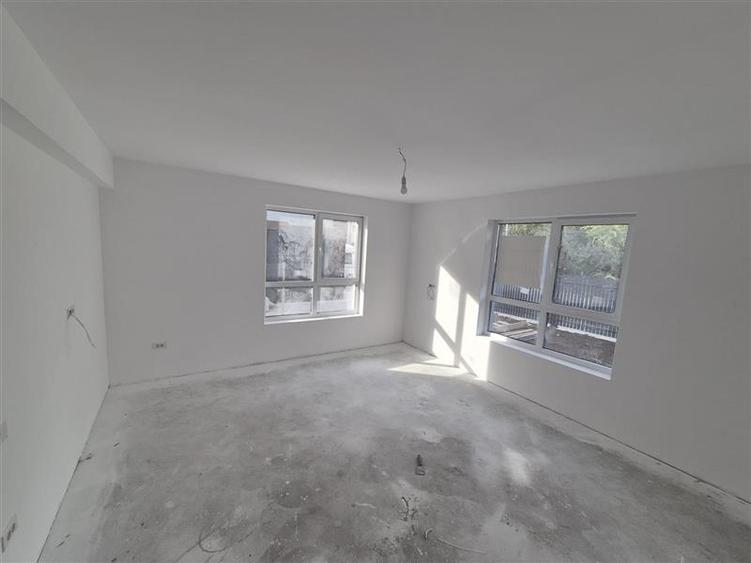 Duplex cu 4 camere cu Canalizare în Periferie