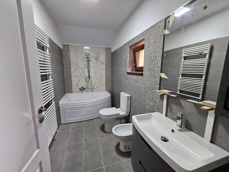 Casă individuală cu 5 camere cu Canalizare în Mărăcineni