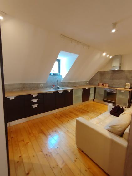 Apartament cu 4 camere semidecomandat în P-ța Victoriei